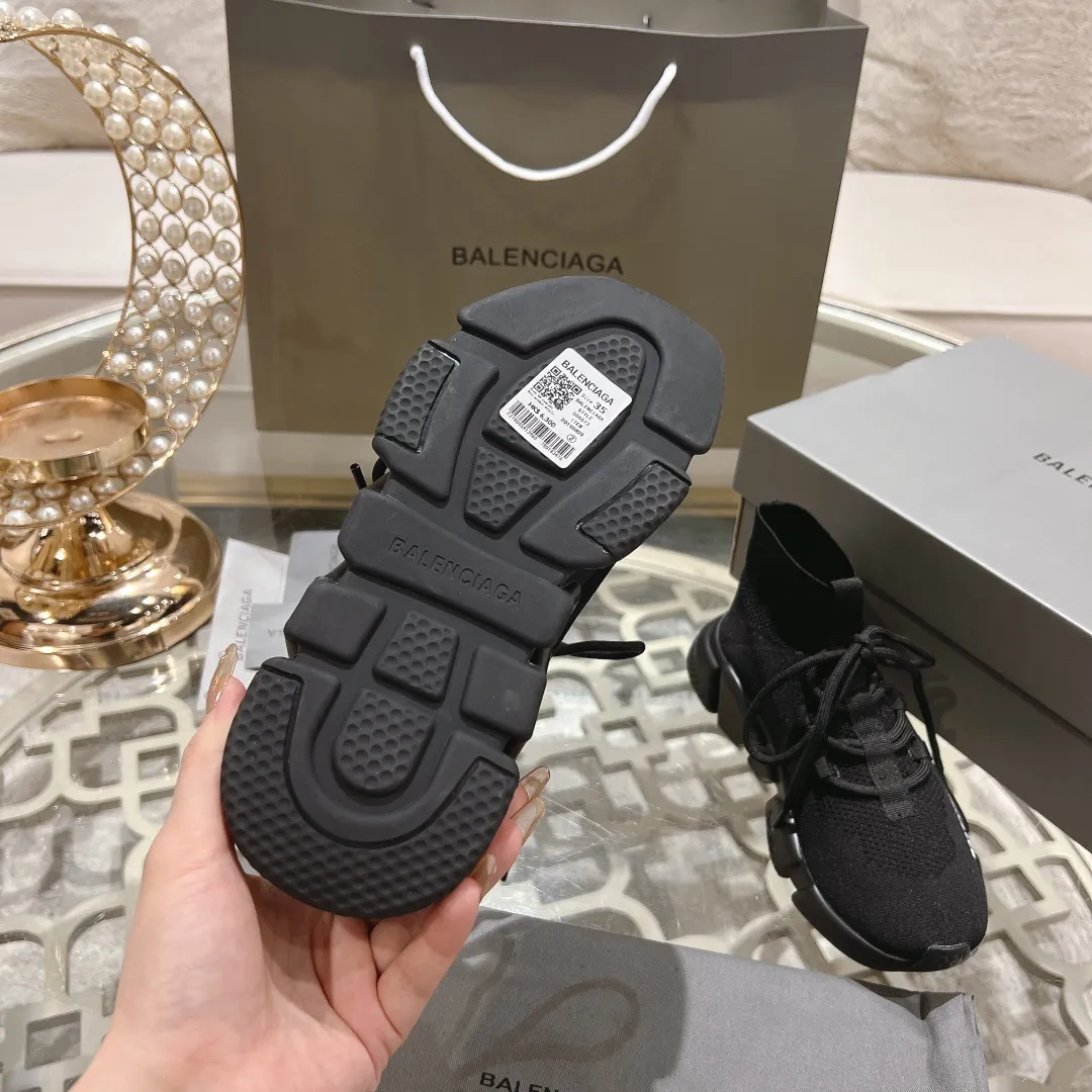 👟👟Ex-factory price 400👟👟 Balenciaga classic sock boots, originally produced by the factory, purchasing agent level. The latest original outsole mold, (TPU ten-vacuum outsole, the highest version on the market, please do not compare prices with TPR outsole, don’t bother if you don’t know the product) The black, white and red three-color vacuum sole shows high-end luxury. •Upper: elastic fly weave, double-layer composite gold wire high-elastic knitted mesh cotton •Inner lining: imported double-sided velvet, which is comfortable and resilient to shape •Insole: original imported terry cloth, breathable and not fading •Sole: TPU ten-vacuum outsole (to eliminate pores) •Packaging: full set of packaging (certificate, cloth bag, handbag) •Size: 35-47 standard code (34, 45, 46.47 can be customized and non-returnable)